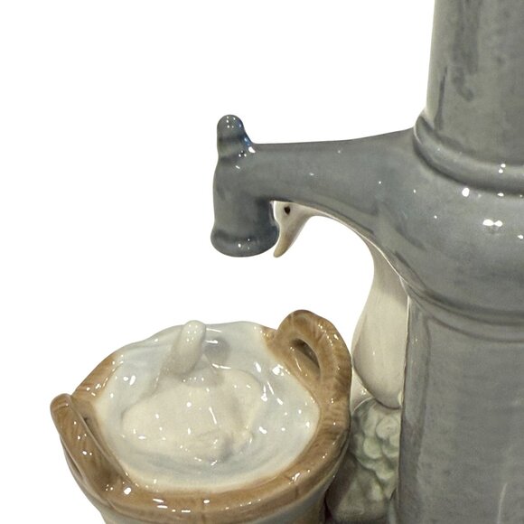 Lladro Figurine Summer on the Farm 5285 Girl at Water Pump with Ducks & Basket - Picture 10 of 16